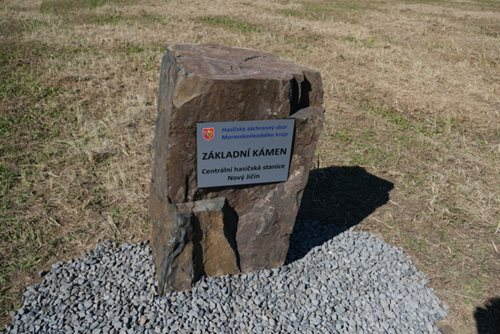 Poklepání základního kamene nové centrální hasičské stanice v Novém Jičíně