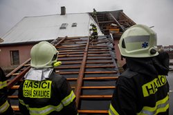 Vítr a zvýšené hladiny vodních toků dostaly do terénu stovky hasičů