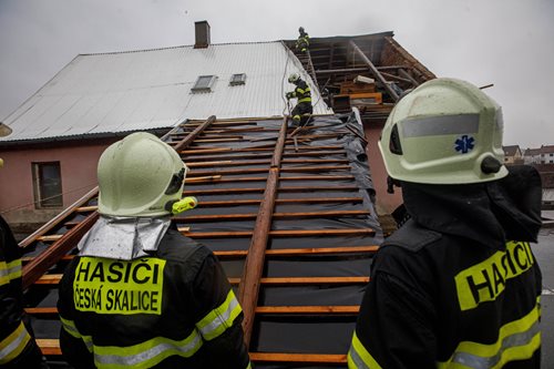 Vítr a zvýšené hladiny vodních toků dostaly do terénu stovky hasičů