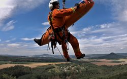 Ve skalní oblasti Vlhošť cvičili hasiči záchranu osob ze skalního masivu, na pomoc přiletěl i vrtulník
