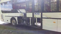 Při střetu autobusu s traktorem byly zraněny tři osoby