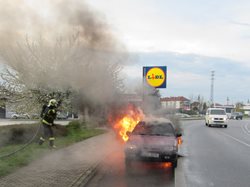 Požár osobního automobilu komplikoval ranní dopravu