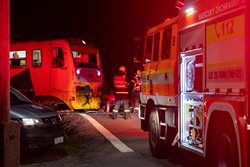 V Hnojníku se střetl osobní vlak s automobilem