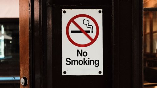 Ostrahu nádraží strhli na zem, kopali do ní a bili pěstmi. Dva muži skončili v nemocnici
