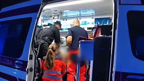 Policisté 15 minut masírovali srdce řidiče. Po nárazu do domu začal znovu dýchat