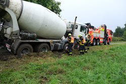 Ostravští hasiči vyprošťovali těžký domíchávač, zapadlý na cyklostezce ve Lhotce