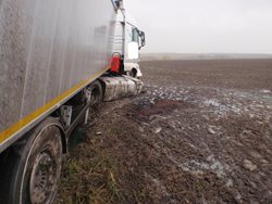 Téměř tisíc litrů nafty z nákladního vozu vyteklo do půdy, když řidič sjel s celým vozidlem mimo komunikaci