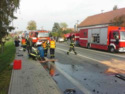 Na Pardubicku se střetl kamion s osobním autem