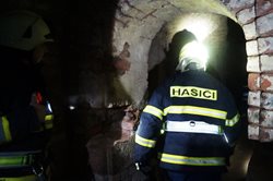 Hasiči z Jaroměře cvičili v josefovském podzemí