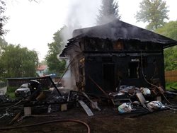 Čtyři jednotky likvidovaly v noci požár chaty na Benešovsku
