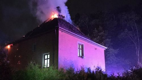 Požár střechy rodinného domu zaměstnal několik jednotek. Hasiči vyhlásili druhý stupeň poplachu