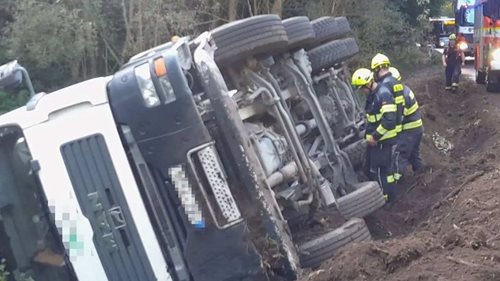 Domíchávač betonu havaroval. Hasiči museli vyříznout otvor do bubnu a beton ručně odstranit