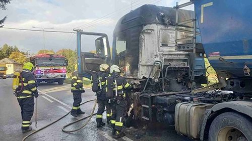 Kabinu kamionu převážejícího štěrk zachvátil požár. Hasiči uzavřeli silnici