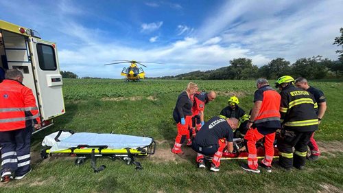 Muž zůstal zaklíněný pod přívěsem traktoru. Po vyproštění ho vrtulník transportoval do traumacentra