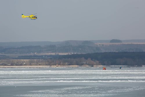 Pod dvěma bruslaři se na vodní nádrži Rozkoš propadl led.Osoby byly zachráněny, na břeh byly v podvěsu transportovány záchranářským vrtulníkem.  