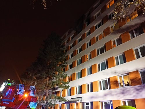 Při požáru v Praze 4 zemřela jedna osoba, plameny byt zcela zničily