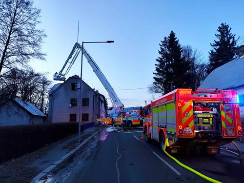 Požár střechy rodinného domu způsobil vysoké škody