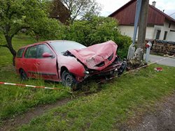 Řidič s vozem přerazil sloup elektrického vedení