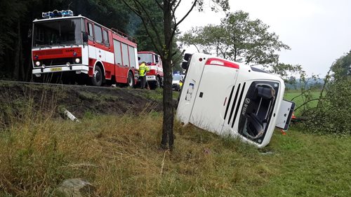 Na Jindřichohradecku boural zájezdový autobus ve kterém cestovalo 34 Číńanů
