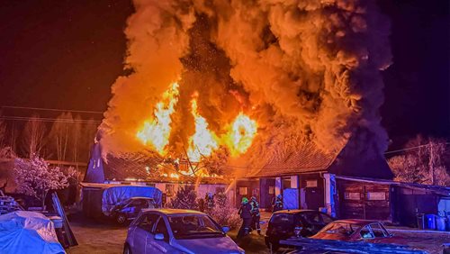 Noční požár zničil střechu a způsobil milionové škody