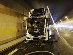 Při požáru nákladního auta v tunelu Blanka se zranil řidič, plameny v kabině hasiči rychle uhasili
