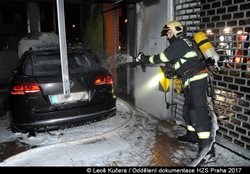 U požáru automobilu v garáži pod obytným domem v Praze 9 zasahovaly tři jednotky hasičů