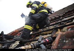 Požár v pražském Sobíně se z přístřešku rozšířil na půdu domu