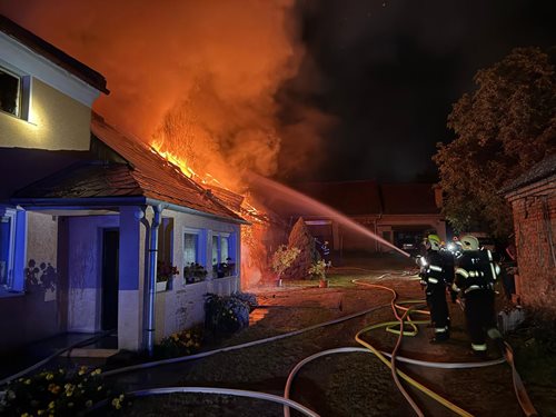 Požár domu a hospodářských budov v Třeštině: Hasiči zabránili větší škodě