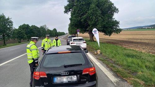 Řídím, piju nealko pivo. Policisté odměňovali zodpovědné řidiče i cyklisty