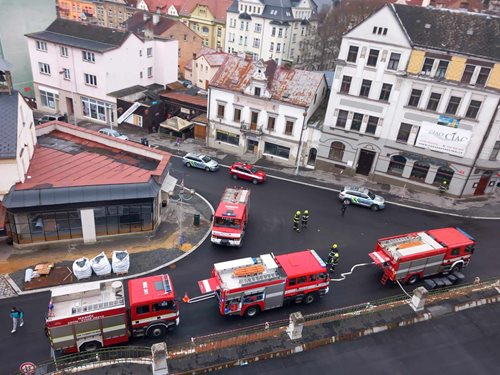 Požár ohrozil obytnou budovu a vyvolal zásah IZS