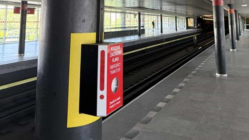  Pád mezi vagony metra mohl skončit tragédií. Ženu zachránila pohotová reakce cestujících