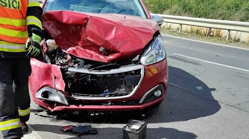 Po nehodě začalo auto hořet. Pohotová reakce řidičů zabránila větším škodám