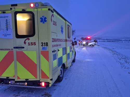 Hasiči zasahovali u havarovaného vozidla převráceného na střechu