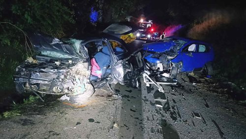 Čelní střet na úzké silnici měl fatální následky. Vážným zraněním v nemocnici podlehla padesátiletá řidička