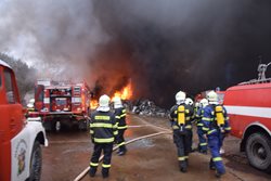 Požár v sedlčanském kovošrotu likvidovalo deset jednotek - AKTUALIZACE 