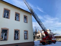 Pozor na padající sníh nebo led ze střech