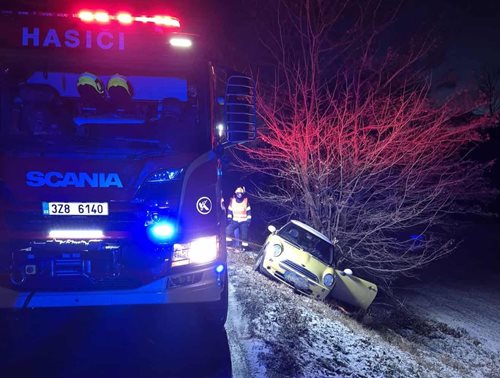 Ranní nehoda osobního vozu zaměstnala hasiče. Auto hrozilo převrácením