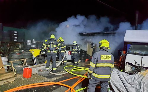 Požár garáže v noci zranil muže a způsobil škodu za téměř milion korun