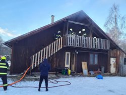 Požár chaty likvidovaly čtyři jednotky požární ochrany