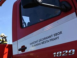 Vznícení sazí v komíně bylo příčinou požáru střechy chaty v pražských Řeporyjích