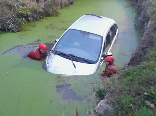 Auto skončilo ve vodě, řidič vyvázl jen s lehkým šokem
