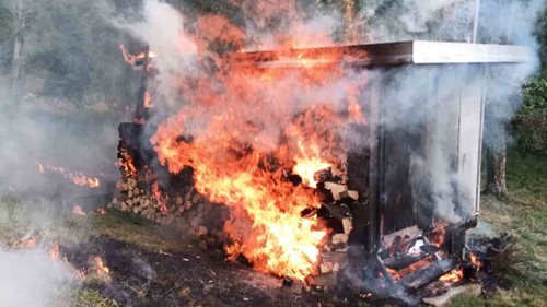 Požár chatky způsobil lidský faktor. Hasiči varují před častou chybou
