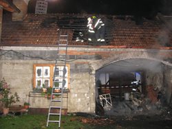Noční požár v Babicích na Prachaticku  zničil střechu rodinného domu za půl miliónu korun