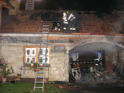 Noční požár v Babicích na Prachaticku  zničil střechu rodinného domu za půl miliónu korun