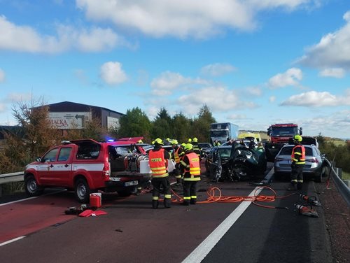 Srážka čtyř aut zablokovala hlavní tah: Hasiči vyprostili pět zraněných