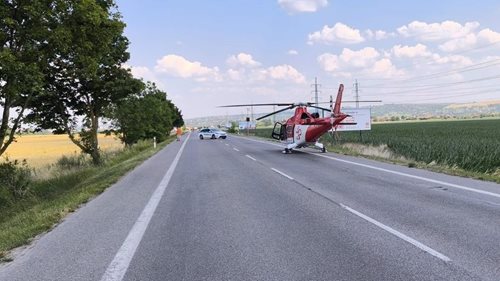Vážná nehoda dodávky skončila nárazem do stromu. Zranilo se šest lidí včetně dítěte