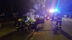 Hasiči likvidovali požár auta i lokomotivy