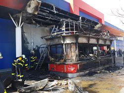 U Tesca v Českých Budějovicích shořel stánek s občerstvením