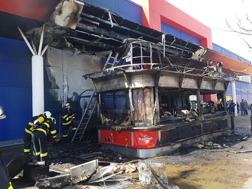 U Tesca v Českých Budějovicích shořel stánek s občerstvením