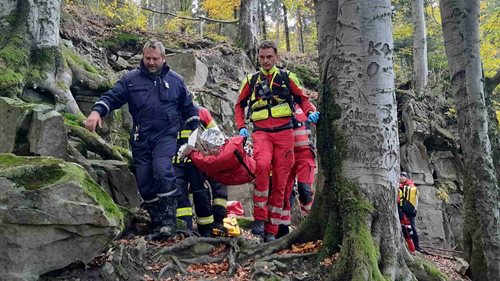Jedenáctiletá dívka spadla ze šestimetrové skály. Do hor pro ni letěl vrtulník